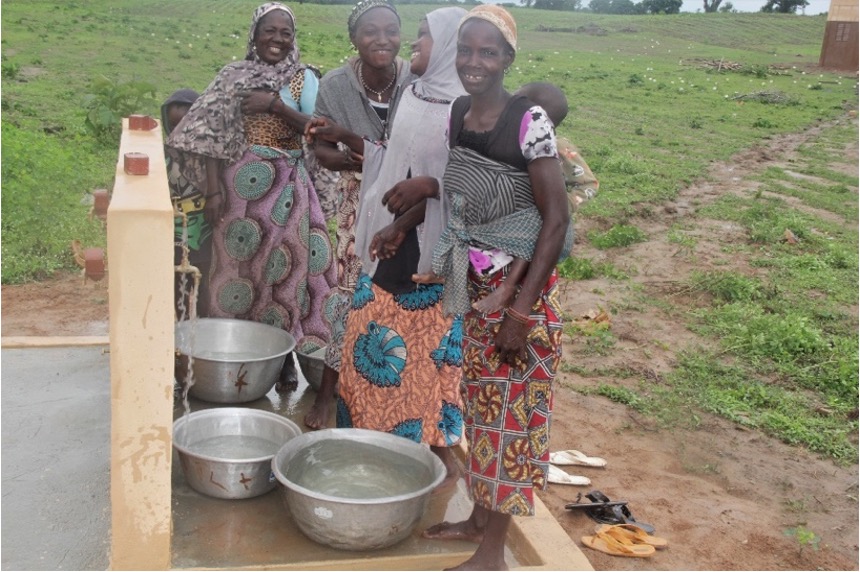 Alimatou Mouhamadou und die Frauen im Dorf holen Wasser an der für die Gemeinschaft bestimmten Wasserstelle. 