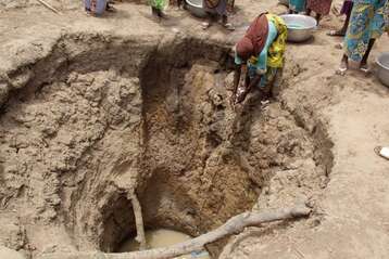 Vor der Fertigstellung der neuen Wasserstelle war es für Sia Bio Kouré und die anderen Frauen im Dorf sehr gefährlich, Wasser zu holen.