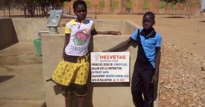 Der neue Brunnen auf dem Schulgelände, ein Projekte von VIVES in Zusammenarbeit mit Helvetas Burkina Faso