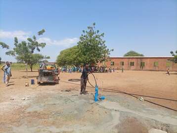 Das Gelände der Boungou-Folgou-Schule. Die Schülerinnen und Schüler können den Bau eines eigenen Brunnens kaum erwarten.