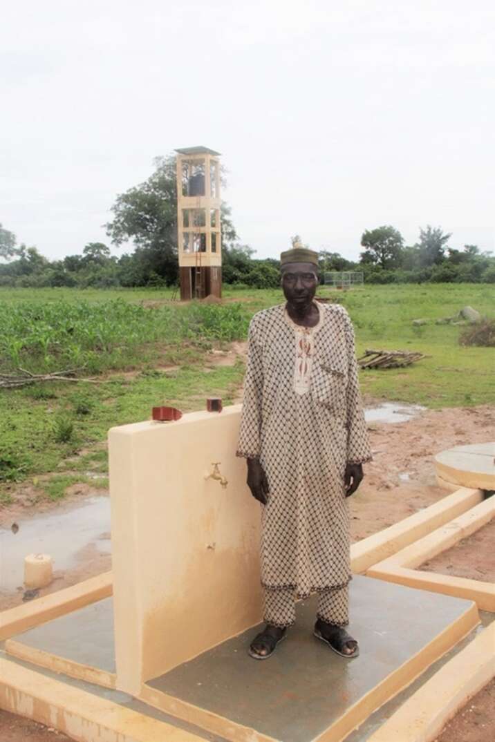 Orou Tambogo, Dorfvorsteher, ist glücklich darüber, dass die Schülerinnen und Schüler dank Zugang zu Wasser mehr Zeit zum Lernen haben