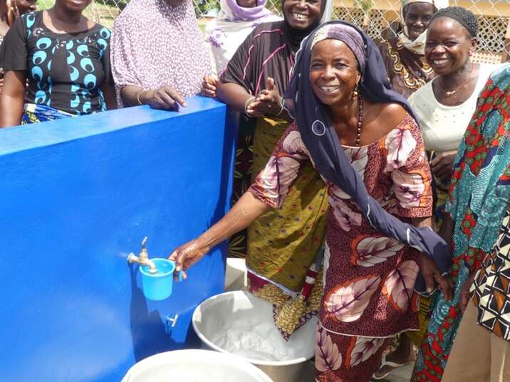 Bah-Sabi Bana Sikergui erntet von den anderen Frauen «Standing Ovations», als sie am neuen Brunnen Wasser holt. 